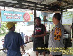 Bripka Dani Santika bersama Bripda Diwan ahmad sambangi Warga masyarakat