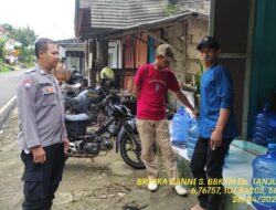 Bripka Dani Santika bersama Briptu Diwan melaksanakan sambang/silatrahmi Kamtibmas dan dumas keliling dalam rangka BEYOND TRUST PRESISI