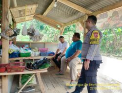 Aipda Edi Hidayat bersama Bripka Agus Sukmana melaksanakan sambang/silatrahmi kamtibmas ke warga masyarakat