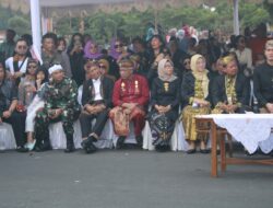 PESTA BUDAYA RAKYAT: KIRAB PANJI DAN MAHKOTA SUMEDANG LARANG MERIAHKAN HARI JADI SUMEDANG KE-447