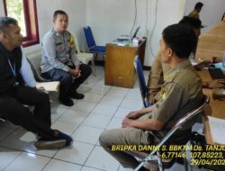 Bripka Dani Santika bersama Briptu Diwan sambangi aparatur desa serta dumas keliling dalam rangka BEYOND TRUST PRESISI