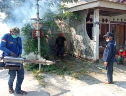 Upaya Pemberantasan Penyebaran Penyakit DBD H. Nasrudin Kades Kedung Pengawas Melakukan Fogging Mandiri