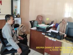 Bripka Dani Santika bersama Briptu Diwan sambangi aparatur desa serta dumas keliling dalam rangka BEYOND TRUST PRESISI