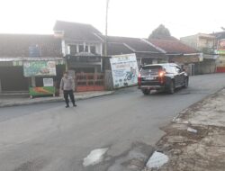 Anggota Polsek Tanjungkerta Laksanakan Pengaturan Lalu Lintas di Pagi Hari