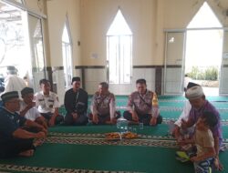 Anggota Polsek Tanjungkerta Laksanakan “Jumat Curhat” Bersama Warga di Masjid Singgah Desa Banyuasih