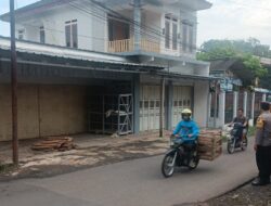 Anggota Polsek Tanjungkerta Laksanakan Pengaturan Lalu Lintas di Pagi Hari
