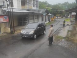 Anggota Polsek Tanjungkerta Laksanakan Pengaturan Lalu Lintas di Pagi Hari