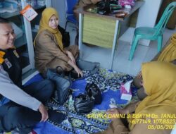 Bripka Dani Santika bersama Briptu Diwan sambangi aparatur desa serta dumas keliling dalam rangka BEYOND TRUST PRESISI