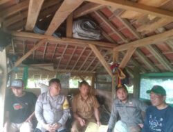 Anggota Bhabinkamtibmas Polsek Tanjungkerta Laksanakan Sambang dan Silaturahmi dengan Warga Desa Mulyamekar