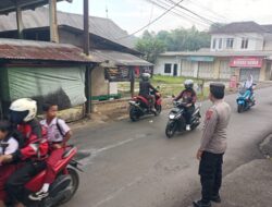Anggota Polsek Tanjungkerta Laksanakan Pengaturan Lalu Lintas di Pagi Hari