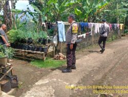 Bripka Agus Sukmana bersama Bripka Tri Mukti melaksanakan sambang/silatrahmi kamtibmas ke warga masyarakat