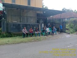 Aiptu Nana Sujana bersama Bripka Yuyun Yuwana sambangi warga masyarakat