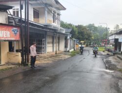 Anggota Polsek Tanjungkerta Laksanakan Pengaturan Lalu Lintas di Pagi Hari