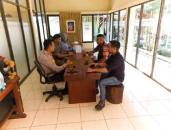 Polsek Sukasari melaksanakan kegiatan Jumat Curhat untuk menampung aspirasi warga dan meningkatkan kinerja Polri sebagai pelindung dan pengayom masyarakat.