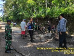 Untuk menjaga Sinergitas TNI/POLRI, Bhabinkamtibmas bersama Babinsa melaksnakan Anjangsana / Silaturahmi TNI/POLRI ke warga masyarakat