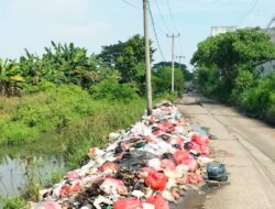 Tumpukan Sampah Liar di Jalan Mutiara Gading City Desa Babelan Kota Terlihat Memprihatinkan