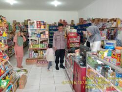 Aiptu Nana Sujana bersama Bripka Yuyun Yuwana sambangi warga masyarakat