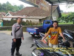 Bripka Dani Santika bersama Briptu Diwan Ahmad melaksanakan sambang/silatrahmi Kamtibmas dan dumas keliling dalam rangka BEYOND TRUST PRESISI