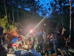 Tak Kenal Lelah, Satgas TMMD dan Warga Desa Pamulihan Lanjutkan Pengecoran Hingga Malam Hari