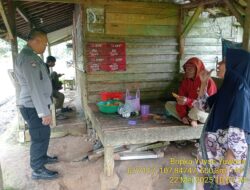 Aiptu Nana Sujana bersama Bripka Yuyun Yuwana sambangi warga masyarakat