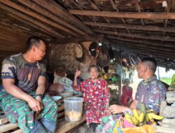 Di Tengah Istirahat, TNI dan Ibu-Ibu Warga Jalin Keakraban di Lokasi TMMD ke-124 Kodim 0610/Sumedang