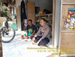 Bripka Agung Laksanakan Door to Door System Dalam Rangka Pelaksanaan Beyond Trust Presisi Kepada warga masyarakat Desa Girimukti