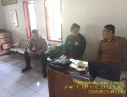 Briptu Diwan sambangi aparatur desa serta dumas keliling dalam rangka BEYOND TRUST PRESISI di wilayah Kec. Tanjungmedar