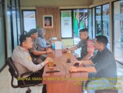Polsek Sukasari melaksanakan kegiatan Jumat Curhat untuk menampung aspirasi warga dan meningkatkan kinerja Polri sebagai pelindung dan pengayom masyarakat.