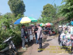 Aiptu Nana Sujana bersama Bripka Yuyun Yuwana melaksanakan sambang/silatrahmi Kamtibmas dan dumas keliling dalam rangka BEYOND TRUST PRESISI