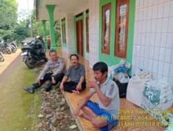 Aiptu Nana Sujana bersama Bripka Yuyun Yuwana sambangi warga masyarakat