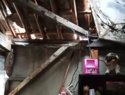 Hujan Angin Rusak Rumah Warga, Kepala Desa Suka Budi Tanggap Cepat Prioritaskan Bantuan Bedah Rumah