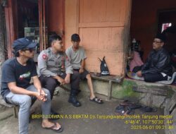 Briptu Diwan Ahmad melaksanakan sambang/silatrahmi Kamtibmas dan dumas keliling dalam rangka BEYOND TRUST PRESISI di wilayah Kec. Tanjungmedar