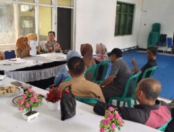 Bripka Ade Mulyadi Laksanakan Giat Rapat pembentukan Bank Sampah Kelurahan Talun