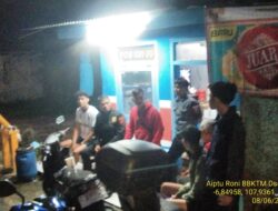 Aiptu Roni Tarki Gelar Silaturahmi Kamtibmas Kepada  Warga Yang Sedang Melaksanakan Siskamling  Di wilayah Desa Rancamulya