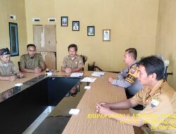Bripka Dani Santika sambangi aparatur desa serta dumas keliling dalam rangka BEYOND TRUST PRESISI di wilayah Kec. Tanjungmedar