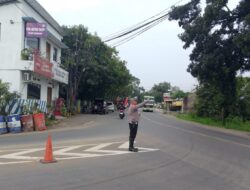 Antisipasi Rawan Kemacetan Unit Lantas Polsek Tomo Laksanakan Pengaturan Lalu-lintas Sore Hari.