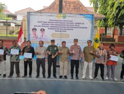 Bupati Majalengka, serahkan Bantuan Alsintan kepada Kelompok Tani.