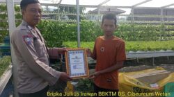 Bhabinkhamtibmas Desa Cibereum wetan memberikan Piagam Penghargaan kepada warga binaan yang menjuarai lomba pekarangan hijau bergiji 