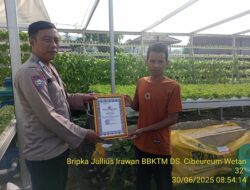 Bhabinkhamtibmas Desa Cibereum wetan memberikan Piagam Penghargaan kepada warga binaan yang menjuarai lomba pekarangan hijau bergiji 
