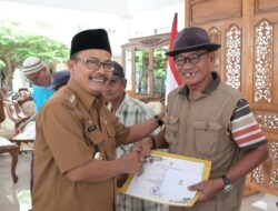Wali Kota Menyerahkan Piagam Penghargaan Untuk Tenaga Kebersihan