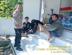 Aiptu Nana Sujana bersama Bripka Yuyun Yuwana sambangi warga masyarakat