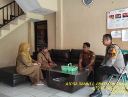 Aipda Dani Santika sambangi aparatur desa serta dumas keliling dalam rangka BEYOND TRUST PRESISI di wilayah Kec. Tanjungmedar