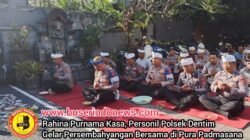Rahina Purnama Kasa, Personil Polsek Dentim Gelar Persembahyangan Bersama di Pura Padmasana