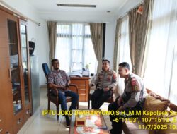 Polsek Sukasari melaksanakan kegiatan Jumat Curhat untuk menampung aspirasi warga dan meningkatkan kinerja Polri sebagai pelindung dan pengayom masyarakat.