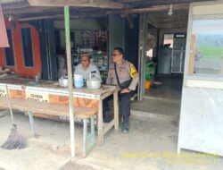 Aipda Agus Sukmana bersama Aipda Tri Mukti melaksanakan sambang/silatrahmi kamtibmas ke warga masyarakat 