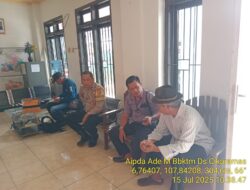 Aipda Ade Mulyana Bhabinkamtibmas Desa Cikaramas Tanjungmedar melaksanakan sambang/silatrahmi kamtibmas ke aparatur Desa Cikaramas