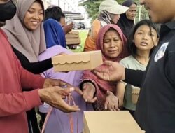 Pokja Wartawan Babelan Utara Kembali Bagikan Paket Nasi Kotak Pada Driver Ojol dan Pembersih Jalan Raya