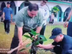 Bupati Bengkulu Selatan H.Rifai tanam pohon peduli lingkungan.