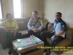 Aipda Dani Santika sambangi aparatur desa serta dumas keliling dalam rangka BEYOND TRUST PRESISI di wilayah Kec. Tanjungmedar