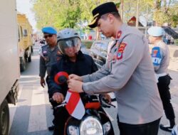 Polres Tanah Bumbu dan Jajaran Polsek Serta Forkopimda, Bagikan 1000 Bendera Merah Putih Sambut HUT RI ke-80
